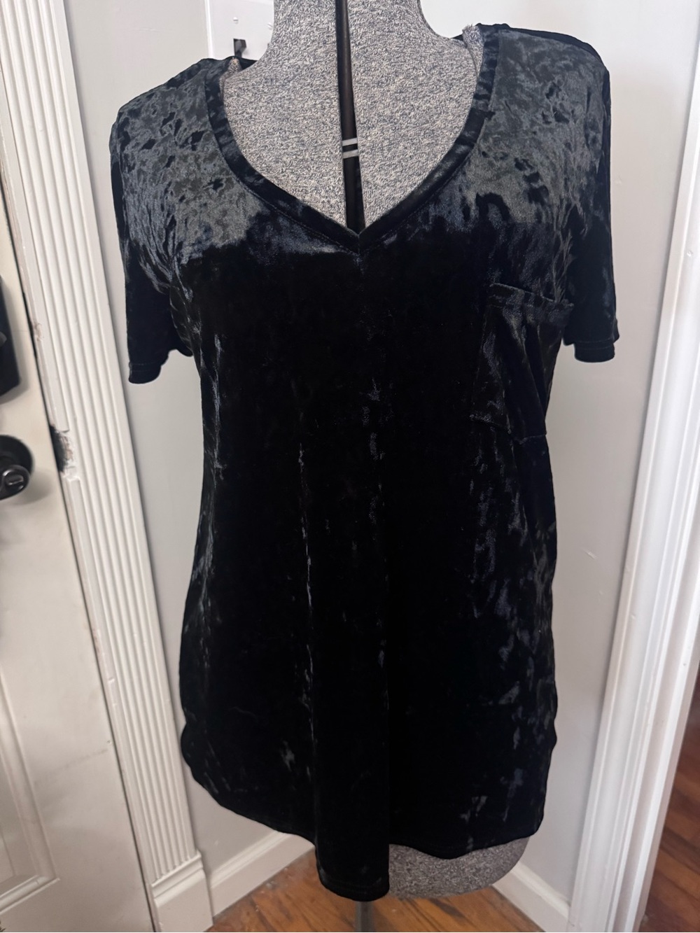 Women’s Velvet Legging T V-Neck Short Sleeve Top - Black Medium